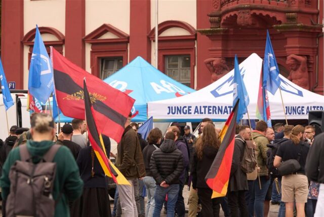 Nach der Messerattacke mit mehreren Verletzten in Mannheim demonstrieren Anhänger der AfD und rechter Gruppierungen gegen eine Kundgebung von Bürgern gegen Extremismus und Gewalt.
