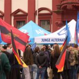 Nach der Messerattacke mit mehreren Verletzten in Mannheim demonstrieren Anhänger der AfD und rechter Gruppierungen gegen eine Kundgebung von Bürgern gegen Extremismus und Gewalt.