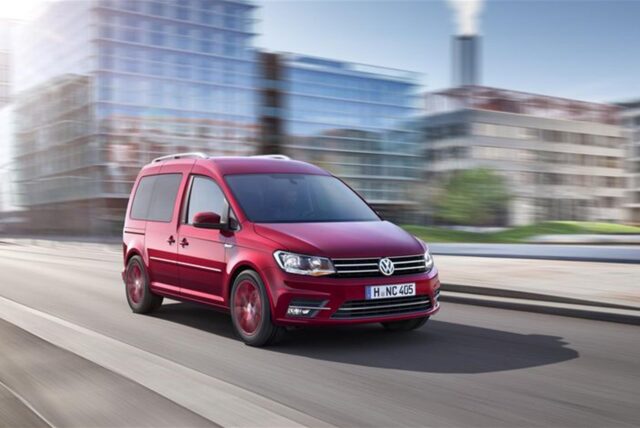 Ein roter VW Caddy IV fährt auf einer StraßeEs gibt eine Erklärung für manchen Durchhänger bei der HU: VWs Hochdachkombi Caddy wird viel gefahren, was Mängel erklärt. Abchecken sollten man vor dem Gebrauchtkauf vor allem Fahrwerkskomponenten.
