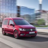 Ein roter VW Caddy IV fährt auf einer StraßeEs gibt eine Erklärung für manchen Durchhänger bei der HU: VWs Hochdachkombi Caddy wird viel gefahren, was Mängel erklärt. Abchecken sollten man vor dem Gebrauchtkauf vor allem Fahrwerkskomponenten.