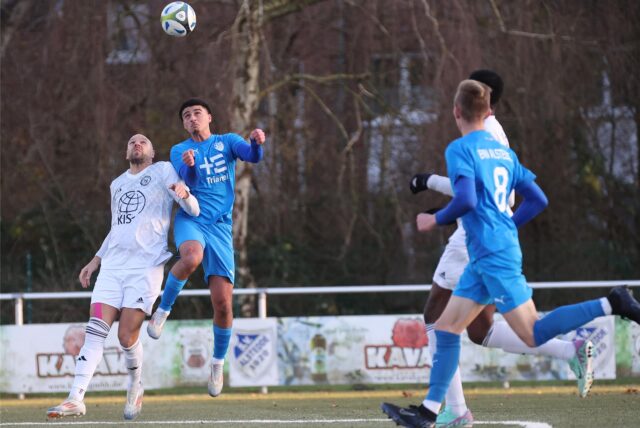 Kopfballduell.