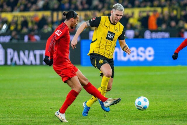 BVB-Spieler Niklas Süle (r.) kämpft mit Bayern Münchens Leroy Sané um den Ball.