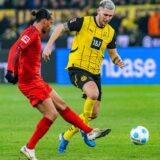BVB-Spieler Niklas Süle (r.) kämpft mit Bayern Münchens Leroy Sané um den Ball.