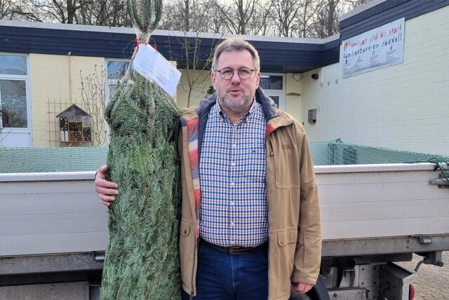 Mit dem Verein „Unser Rauxel“ brachte Guido Baumann Ende November Weihnachtsbäume in die Rauxeler Kitas.