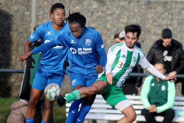 Der SV Wacker Obercastrop (blaue Trikots) gewann gegen den BSV Schüren das fünfte Spiel in Folge in der Westfalenliga 2.