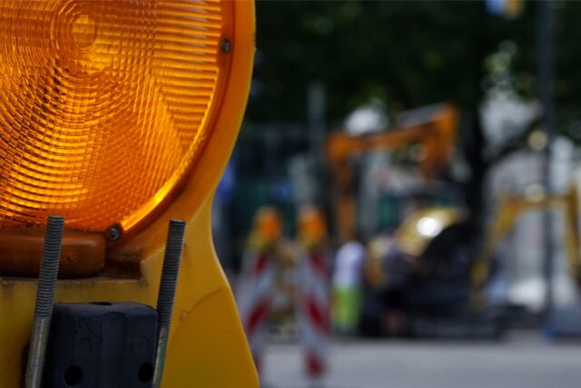 Eine Baustellenlampe steht an einer Straßenbaustelle