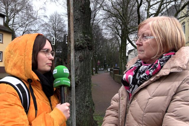 Lara Teschers im Gespräch mit Roswitha Schweinsberg.
