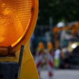 Eine Baustellenlampe steht an einer Straßenbaustelle