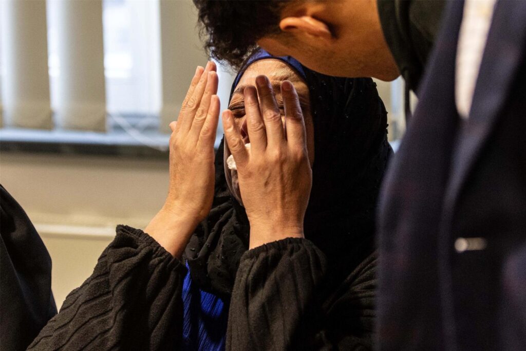 Die Mutter des Opfers sitzt zu Beginn des Prozesses im Gericht, schlägt die Hände vor das Gesicht und weint bitterlich. Die Mutter des Opfers sitzt zu Beginn des Prozesses im Gericht, schlägt die Hände vor das Gesicht und weint bitterlich.