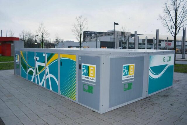 Mehrere Radboxen an einer Stelle.