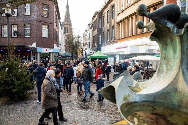 So sah es beim Wintertreff 2023 in der Hertener Innenstadt aus: Viele Menschen bummeln über die Ewaldstraße und angrenzende Straßen in der Fußgängerzone.