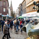 So sah es beim Wintertreff 2023 in der Hertener Innenstadt aus: Viele Menschen bummeln über die Ewaldstraße und angrenzende Straßen in der Fußgängerzone.