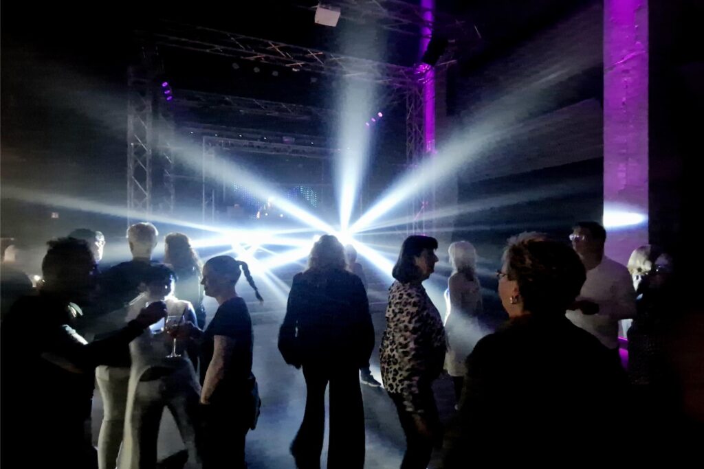 Partygäste feiern in der Maschinenhalle der Zeche Ewald in Herten-Süd. Partygäste feiern in der Maschinenhalle der Zeche Ewald in Herten-Süd.