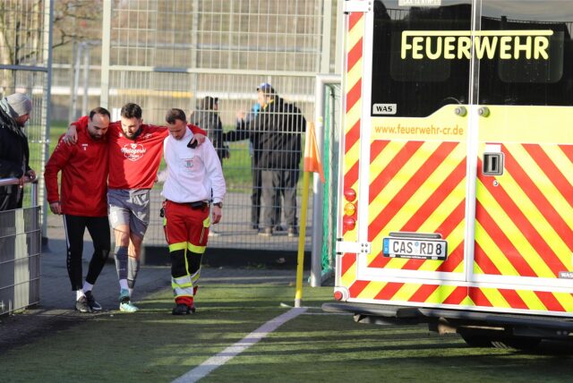 Ein Herner Spieler wird vom Krankenwagen abtransportiert.