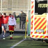 Ein Herner Spieler wird vom Krankenwagen abtransportiert.