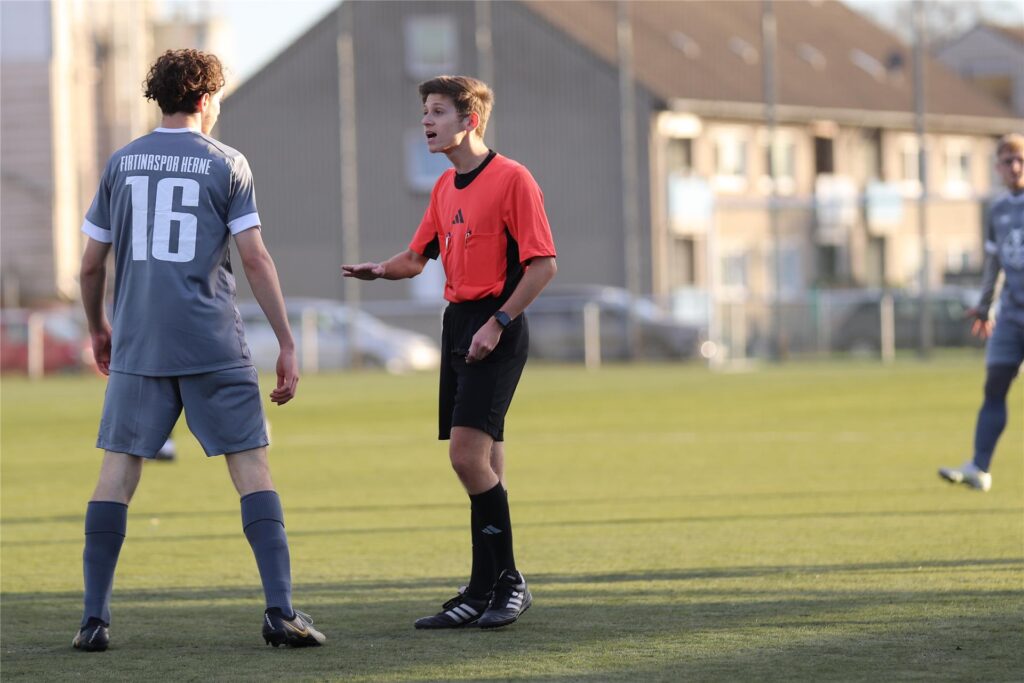Schiedsrichter Damian Kliegel versucht zu beruhigen. Schiedsrichter Damian Kliegel versucht zu beruhigen.