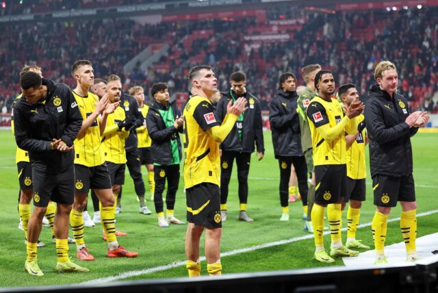 Die BVB-Spieler bedanken sich nach dem Spiel bei den mitgereisten Fans.