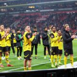 Die BVB-Spieler bedanken sich nach dem Spiel bei den mitgereisten Fans.