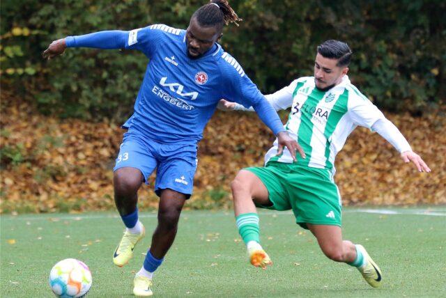 Beim SC Westfalia Herne (blaues Trikot) hat zuletzt ein ehemaliger Profi für 14 Minuten gespielt.
