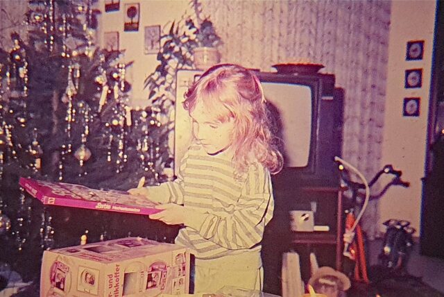 Ein Blick ins kleinsche Familienalbum: Es ist das Jahr 1987. Im Hintergrund ist der Roller zu erkennen, der Redakteurin Regine Klein besonders begeisterte. Am unteren Bildrand lässt sich auch Puppe „Annika“ entdecken, die sie, hier im Alter von vier Jahren, noch heute besitzt.