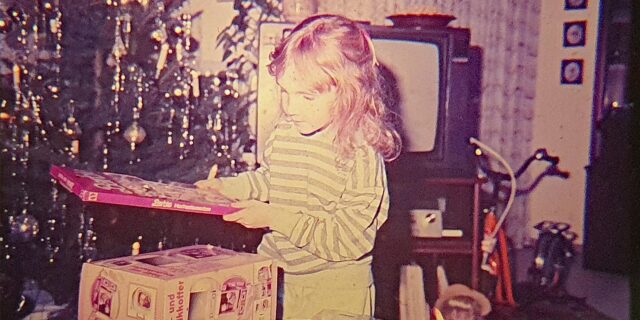 Ein Blick ins kleinsche Familienalbum: Es ist das Jahr 1987. Im Hintergrund ist der Roller zu erkennen, der Redakteurin Regine Klein besonders begeisterte. Am unteren Bildrand lässt sich auch Puppe „Annika“ entdecken, die sie, hier im Alter von vier Jahren, noch heute besitzt.