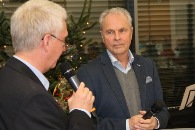 Ulrich Rolfing, Ehrenamts-Beauftragter des Fußballkreises Unna-Hamm, im Gespräch mit Bernard Dietz.