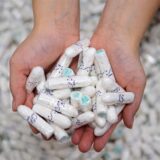Zwei Hände halten Tampons.