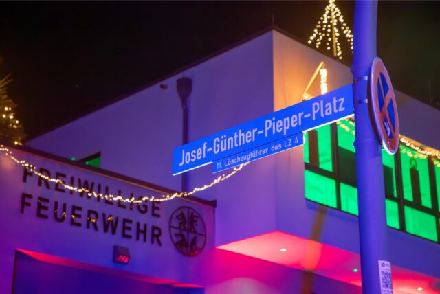 Am Rande des Henrichenburger Adventsleuchtens wurde der Josef-Günther-Pieper-Platz vor dem Feuerwehr-Gerätehaus eingeweiht. Er erinnert an den 2023 verstorbenen Löschzugführer.