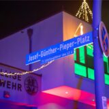 Am Rande des Henrichenburger Adventsleuchtens wurde der Josef-Günther-Pieper-Platz vor dem Feuerwehr-Gerätehaus eingeweiht. Er erinnert an den 2023 verstorbenen Löschzugführer.