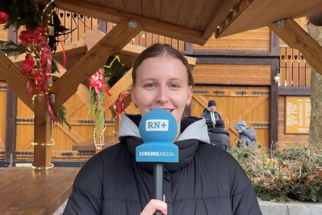 Eine Redakteurin der Ruhr Nachrichten steht auf dem Dortmunder Weihnachtsmarkt.
