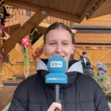Eine Redakteurin der Ruhr Nachrichten steht auf dem Dortmunder Weihnachtsmarkt.