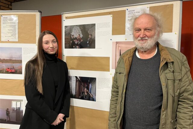 Ukrainierin Anastasiia Mykhailova mit Herrmann Döbber von der Halterner Ortsgruppe Amnesty International bei der Ausstellungseröffnung „Ukraine – Alltag im Krieg“.