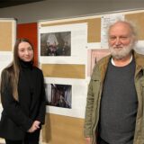 Ukrainierin Anastasiia Mykhailova mit Herrmann Döbber von der Halterner Ortsgruppe Amnesty International bei der Ausstellungseröffnung „Ukraine – Alltag im Krieg“.