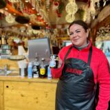Eine Mitarbeiterin vom Hansatreff auf dem Dortmunder Weihnachtsmarkt serviert alkoholfreien Kinderpunsch.