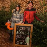 Silvana und Olaf Pinter-Könemann stehen mit ihrem Sohn an ihrem Weihnachtsbaumverkaufsstand in Recklinghausen