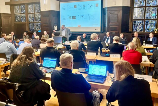 Ratsmitglieder in Recklinghausen sitzen im großen Sitzungssaal des Rathauses