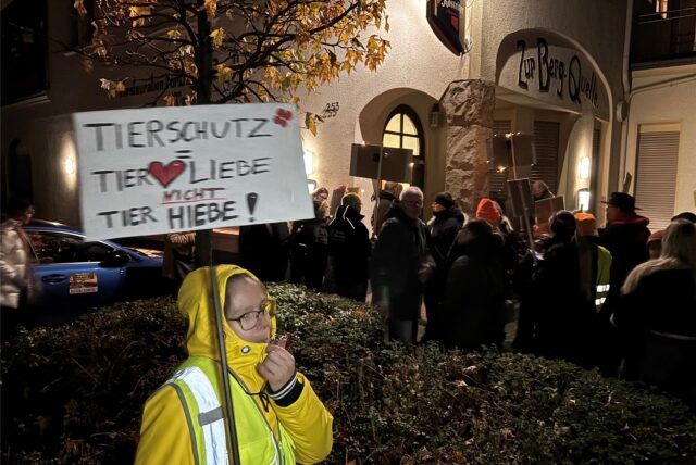 An der Mengeder Straße 253 (Haus Rüther) fand Dienstabend die JHV des Tierschutzvereins und eine Demo statt. Wir berichteten im Video.