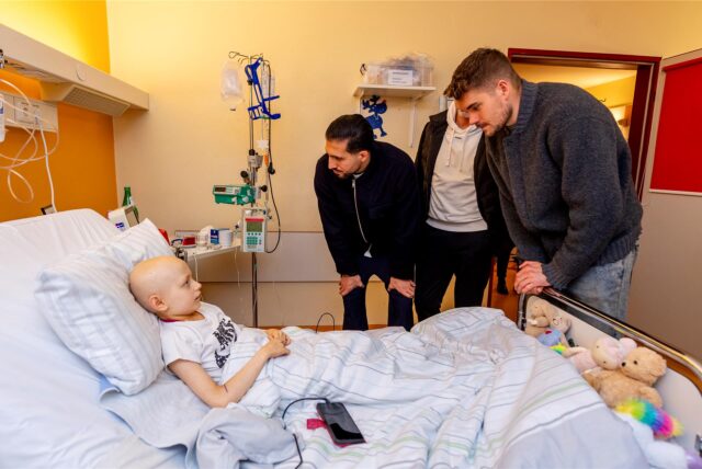 Die BVB-Profis Emre Can und Alexander Meyer zu Besuch in der Kinderklinik.