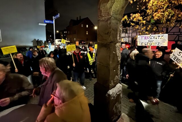Eine Demonstration von Tierschützern fand am Dienstag (3.12.2024) im Umfeld der Jahreshauptversammlung des Tierschutzvereins Castrop-Rauxel statt.