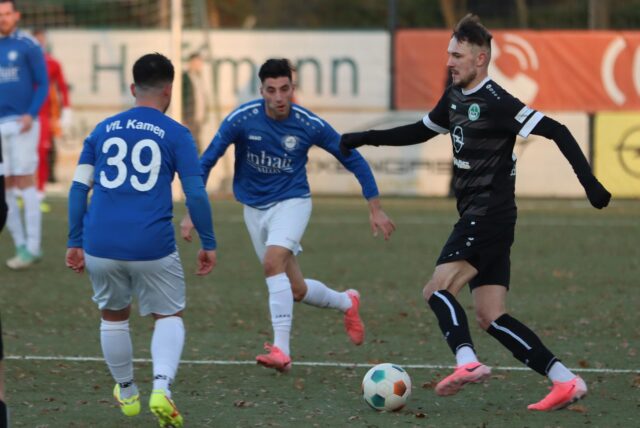 Der VfL Kamen kämpft gegen die SG Massen um den Ball.