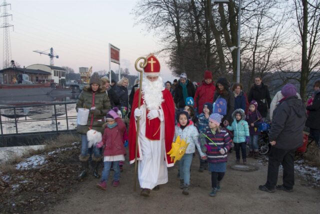 Mit selbstgebastelten Laternen begleiten die Kinder den Nikolaus am Schiffshebewerk in Waltrop.