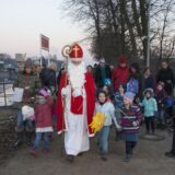 Mit selbstgebastelten Laternen begleiten die Kinder den Nikolaus am Schiffshebewerk in Waltrop.