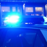 Ein Blaulicht auf einem Polizeiwagen leuchtet.