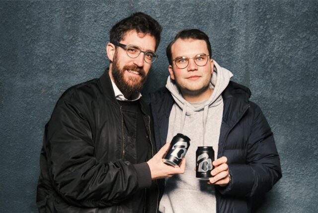 Jan-Henrik Gruszecki, Eigentümer der Borussia Brauerei und Marc Diegmann, Geschäftsführer präsentieren ihr erstes Pils.