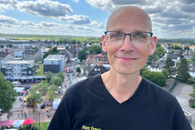 Marc Frese beim Ickerner Familienfest über den Dächern „seines“ Stadtteils auf der Drehleiter der Feuerwehr: Der 51-Jährige ist nicht nur Mr. Mein Ickern, sondern auch sonst vielseitig ehrenamtlich aktiv.
