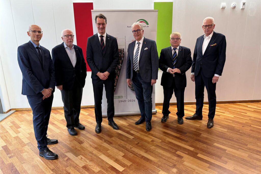 Der berufliche Marc Frese: Geschäftsführer der Auslandsgesellschaft. Hier empfing er am 22. November 2024 mit dem Präsidenten Klaus Wegener, Vizepräsident Jochen Pohlmann, Kuratoriumsmitglied Wolfram Kuschke und Bürgermeister Norbert Schilff den NRW-Ministerpräsidenten Hendrik Wüst in Dortmund. Der berufliche Marc Frese: Geschäftsführer der Auslandsgesellschaft. Hier empfing er am 22. November 2024 mit dem Präsidenten Klaus Wegener, Vizepräsident Jochen Pohlmann, Kuratoriumsmitglied Wolfram Kuschke und Bürgermeister Norbert Schilff den NRW-Ministerpräsidenten Hendrik Wüst in Dortmund.