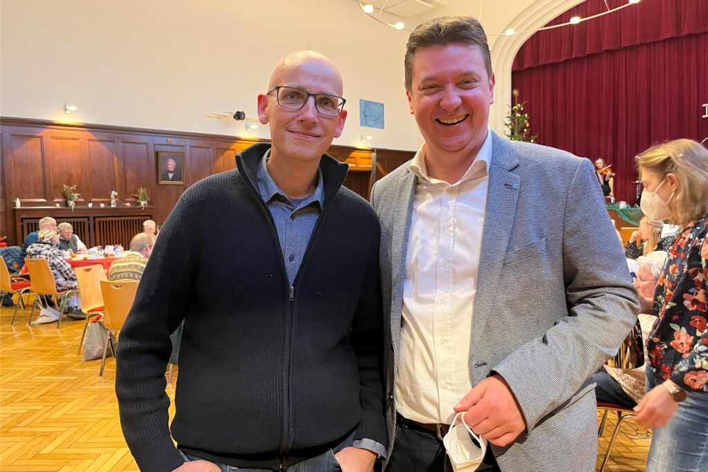 Viele Castrop-Rauxeler beteiligten sich an der Aktion Weihnachen im Wichernhaus. Darunter auch Marc Frese, hier mit Bürgermeister Rajko Kravanja am Heiligabend 2022. Viele Castrop-Rauxeler beteiligten sich an der Aktion Weihnachen im Wichernhaus. Darunter auch Marc Frese, hier mit Bürgermeister Rajko Kravanja am Heiligabend 2022.