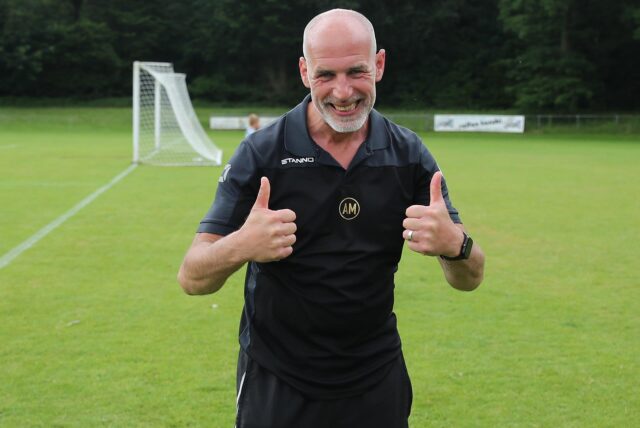 Trainer Andre Marcussen zeigt den Daumen nach oben.