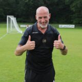 Trainer Andre Marcussen zeigt den Daumen nach oben.