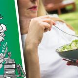 Eine Frau isst Salat.